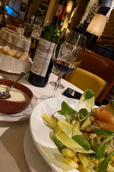 plat au poison decoration vert et vin rouge table presentation au restaurant gusto