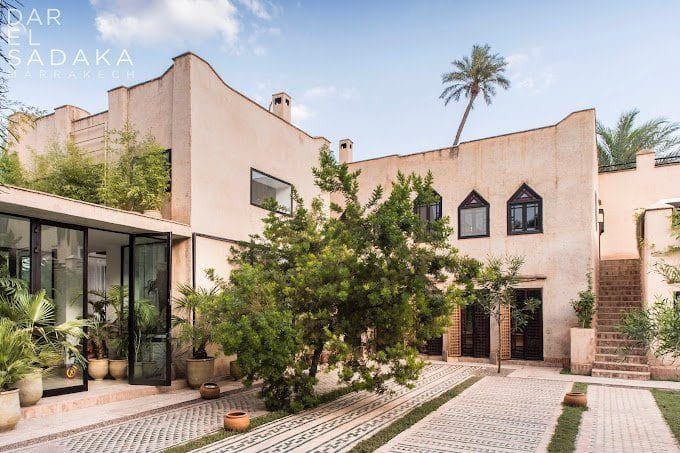 Entrée principale de Dar el Sadaka, une villa de luxe mêlant charme marocain et modernité.