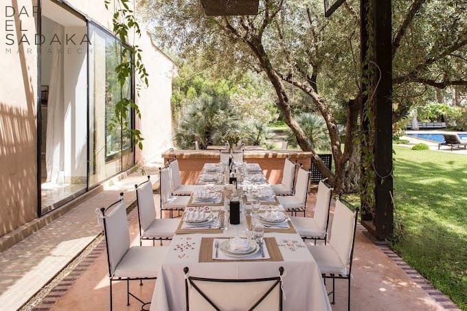 Dîner raffiné préparé par le chef privé de Dar el Sadaka, avec des saveurs inspirées de la cuisine marocaine.