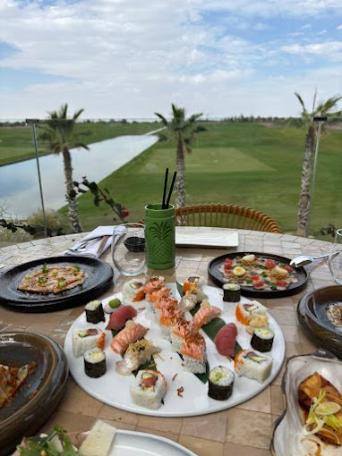 fer cuisine table avec sushi a coté golf et palm