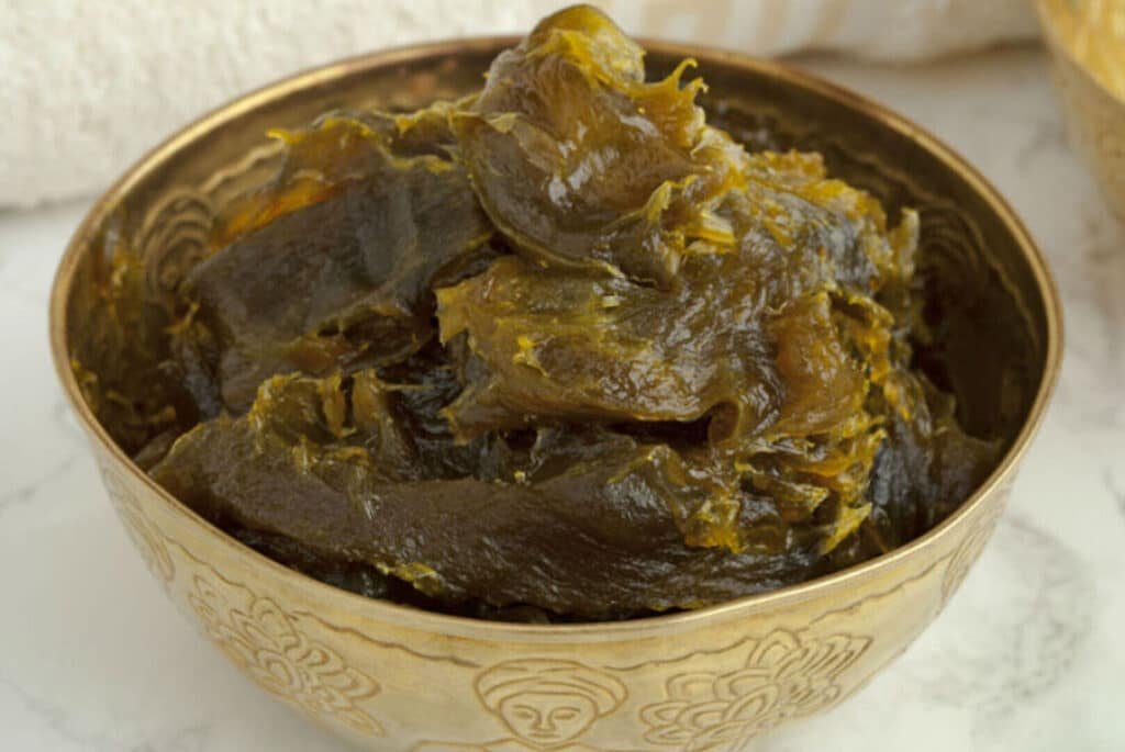 une boule plein de savon noir utiliser dans les hammam marocaine "sabon baldi"